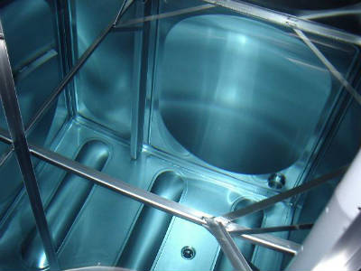 ステンレス製受水槽の内部